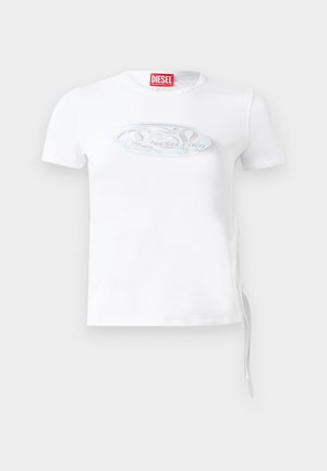 Hvit T-skjorte med korte ermer laget av bomull. Har en teksturert sølvlogo foran og snorer på siden for justerbar passform.