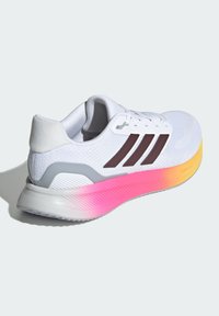 adidas Performance RUNFALCON 5 - Chaussures de running sur route - cloud white   aurora met core black