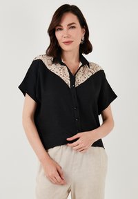 LELA REGULAR FIT - Nööpidega pluus - black