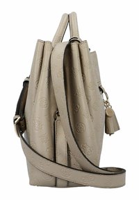 Borsa in pelle beige testurizzata con dettaglio logo embossato, dotata di doppi manici superiori e una tracolla removibile. Design compatto e finitura liscia.