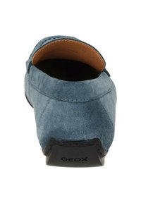 Mocassino in suede blu con una texture liscia, forma arrotondata e suola in gomma nera. Presenta un bordo cucito e un tacco con marchio.