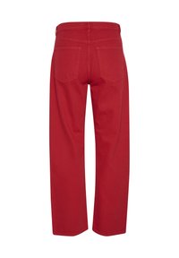 Jeans rojos de talle alto y pierna ancha con una textura suave, dos bolsillos traseros y costuras limpias. Cuenta con una cinturilla con lazo.