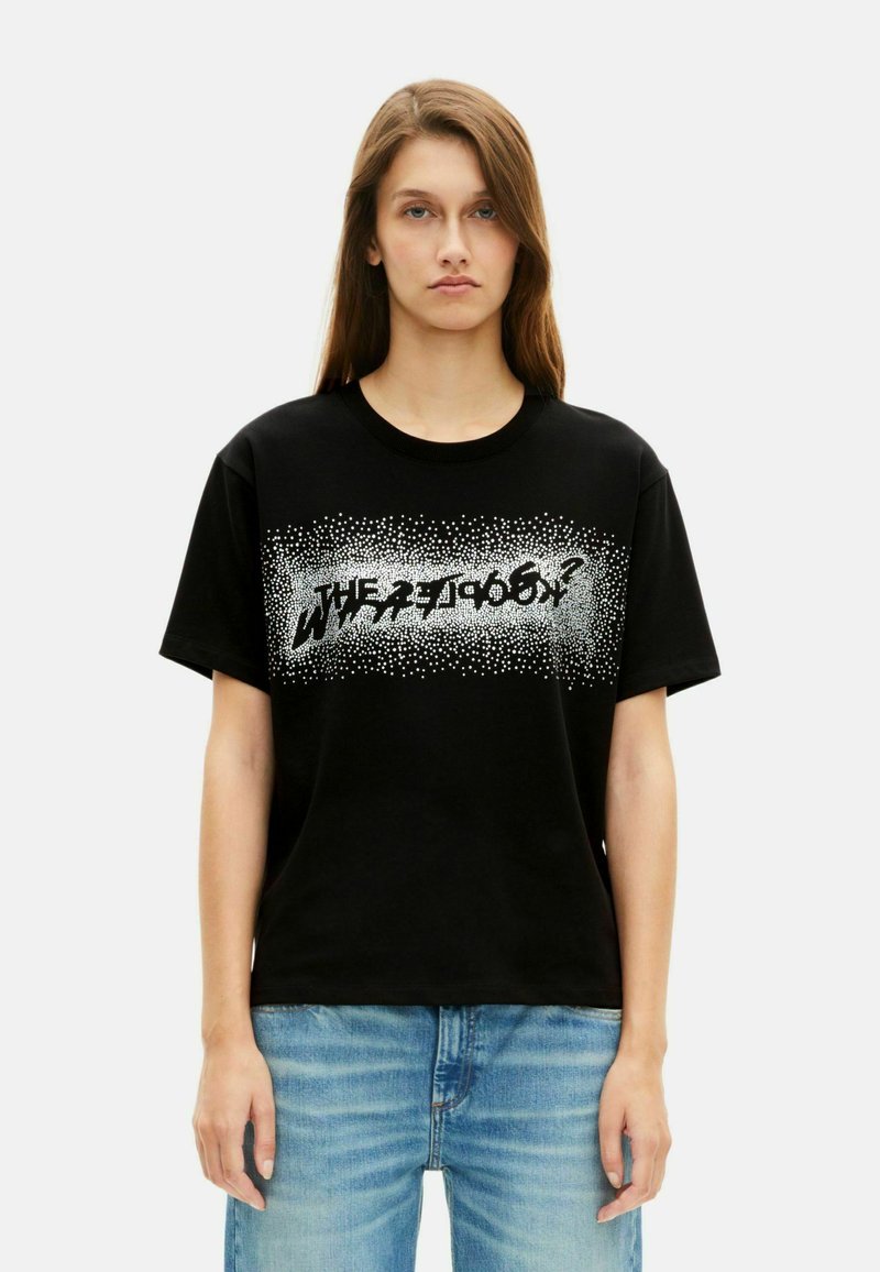 Zwart katoenen t-shirt met een gedurfde, witte spettergrafiek en tekst op de voorkant. Korte mouwen en een ronde halslijn.