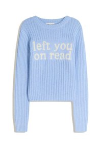 Svetlomodrý sveter s rebrovanou textúrou. Na hrudi je bielo vyšitá fráza „left you on read“. Strih je cropped a rukávy sú dlhé.