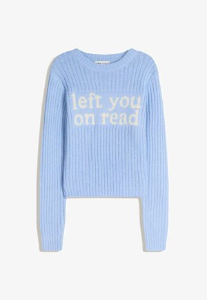 Svetlo modra jopica z rebrasto teksturo. Na prsih je v belem izvezena fraza "left you on read". Odris v krojeni dolžini in dolge rokave.