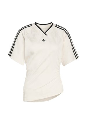 Fehér, rövid ujjú sportpóló fekete háromcsíkos díszítéssel, V-nyakú kialakítással és tónusos logóval a mellkason. Simára szőtt anyagtextúra.