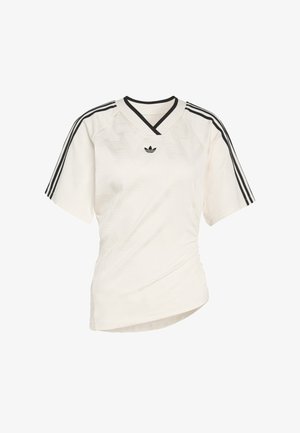 Biele športové tričko s krátkym rukávom s čiernymi tromi pruhmi, výstrihom do v a tónovaným logom na hrudi. Hladká textúra látky.
