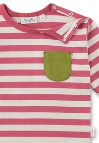 Rosa- und weiß gestreiftes Babyshirt mit grüner Brusttasche und Druckknöpfen an der Schulter für ein einfaches Ankleiden.