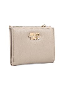 Portafoglio beige testurizzato con logo dorato "YNOT?" e una cerniera in cima, mostrato su uno sfondo bianco.