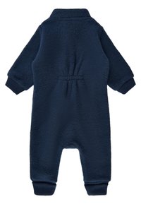 Mono de felpa azul marino con mangas largas, puños acanalados y un detalle en la costura trasera. Textura suave y ajuste relajado para facilitar el movimiento.