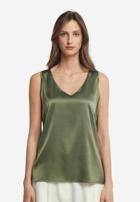 Oliwkowa satynowa bluzka bez rękawów z dekoltem w kształcie litery V i gładką teksturą. Prosty design bez widocznych wzorów czy ozdób.
