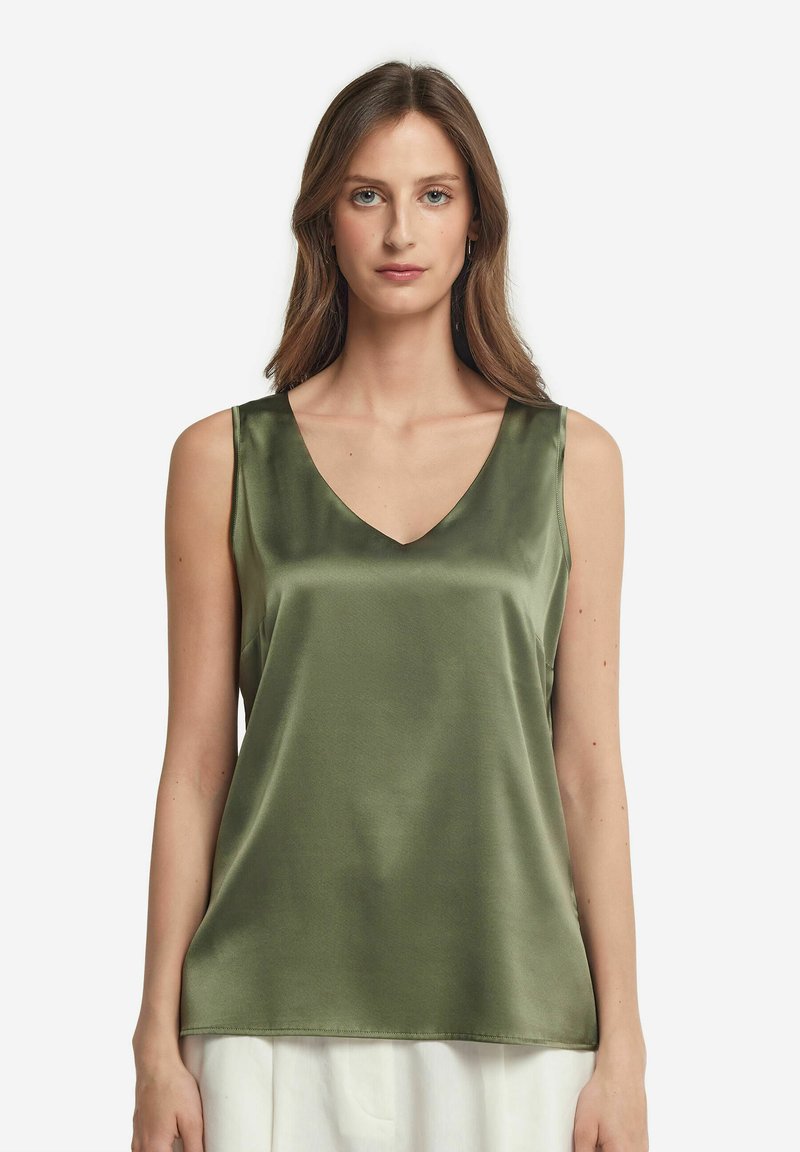 Oliwkowa satynowa bluzka bez rękawów z dekoltem w kształcie litery V i gładką teksturą. Prosty design bez widocznych wzorów czy ozdób.