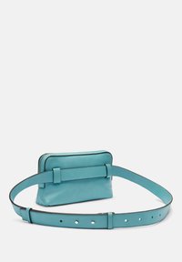 Borsa a cintura in pelle turchese con forma rettangolare, chiusura con zip e texture liscia. Presenta una tracolla regolabile e dettagli bicolore.