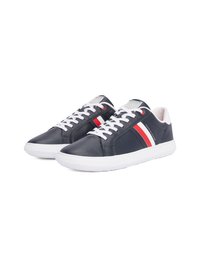 Sneakers da uomo in pelle blu navy con suola bianca, caratterizzati da strisce rosse e bianche, lacci bianchi e dettaglio del logo sulla linguetta.