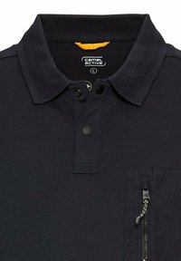Donkerblauwe polo met een gestructureerde kraag, twee knopen en een ritszak aan de voorkant. Met het Camel Active-logo aan de binnenkant van de kraag.
