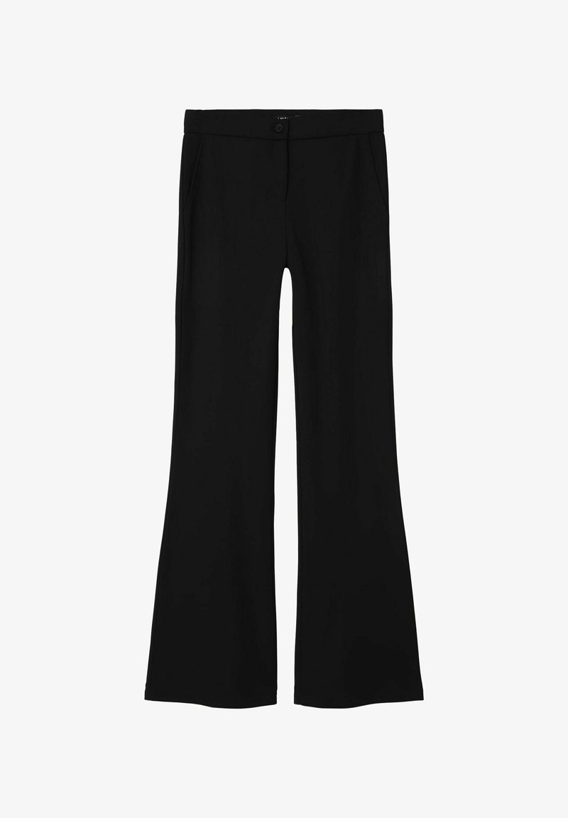 Pantalons évasés noirs en tissu lisse. Dotés d'une taille avec un bouton, de poches latérales et d'une coupe décontractée au niveau des jambes.