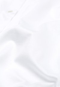 Weißer Stoff mit glatter Textur, der leichte Falten und Knicke aufweist, typisch für Baumwoll- oder Polyester-Mischungen. Keine Muster oder Hardware sichtbar.