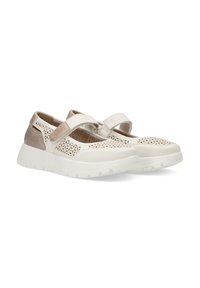 Zapatos perforados blancos con una correa ajustable, acentos de ante gris y una suela de goma blanca gruesa. Presenta un diseño ligero y transpirable.