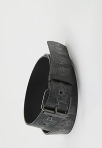 Zwarte rubberen riem met een gladde textuur, voorzien van een geometrisch patroon in grijs en een zilveren metalen gesp. Verstelbaar met meerdere gaatjes.