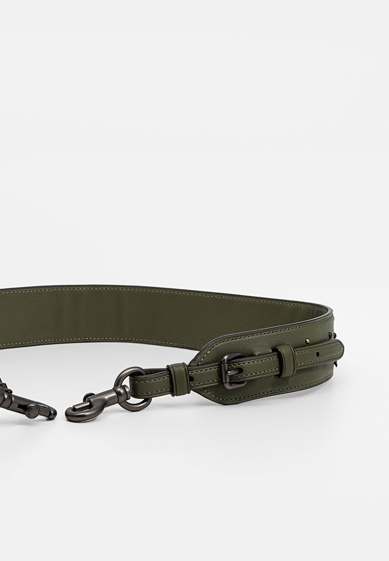Zielona oliwkowa skórzana bransoleta o teksturowym wykończeniu, z metalowymi akcesoriami, regulowanym zapięciem oraz dekoracyjnymi detalami w postaci przeszyć.