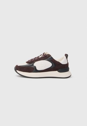 Sneakers con tomaia in suede marrone scuro con accenti crema, dettagli in pelle nera e una spessa suola intermedia bianca. Design con lacci.