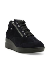 Sneaker high-top in suede blu navy con superficie texturizzata, occhielli neri e dettaglio con zip laterale. Presenta una suola con zeppa per un'aggiunta di altezza.