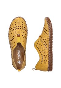 Gelbe Slipper aus perforiertem Leder mit rundem Zehenbereich, brauner Gummisohle und dekorativer Naht entlang der Kante.