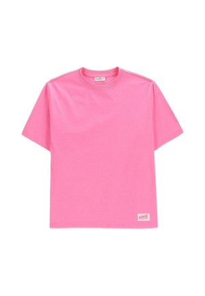 Gładki, jasnoróżowy T-shirt z krótkim rękawem, okrągłym dekoltem i małą prostokątną metką "HAWAII" w pobliżu dolnego brzegu z przodu po prawej stronie.