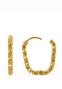 Goldene Creolen mit einem texturierten, facettierten Design. Die Oberfläche weist ein gehämmertes Muster auf, das die Lichtreflexion verstärkt. Rundform.