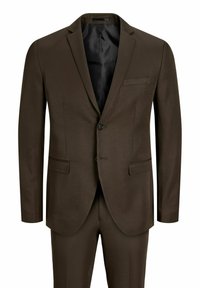 Costume homme marron foncé avec veste à deux boutons, revers crantés, poches à rabat et pantalon assorti, présenté sur fond blanc.