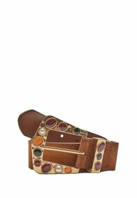 Ceinture en daim marron dotée d'une boucle en métal doré, ornée de pierres colorées de différentes formes, incluant du rouge, du noir et du blanc.