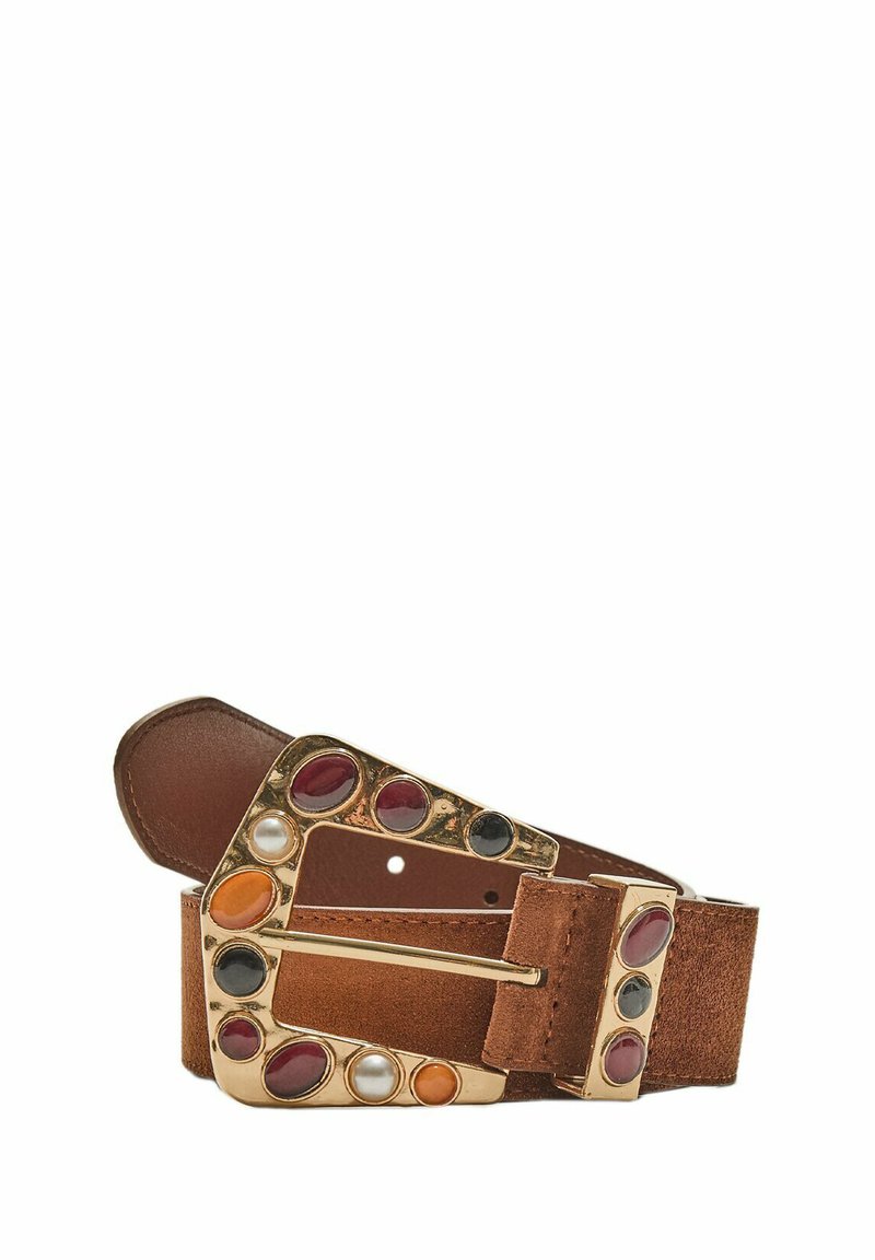 Ceinture en daim marron dotée d'une boucle en métal doré, ornée de pierres colorées de différentes formes, incluant du rouge, du noir et du blanc.