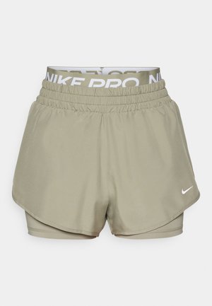 Nike Pro shorts värissä oliivinvihreä, jotka on valmistettu kevyestä kankaasta, joustavassa vyötärömallissa on valkoinen brändäys ja kerrostettu muotoilu.