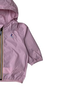 Giacca impermeabile rosa con cappuccio, polsini elasticizzati, zip frontale con dettagli multicolori e logo sul lato sinistro del petto.