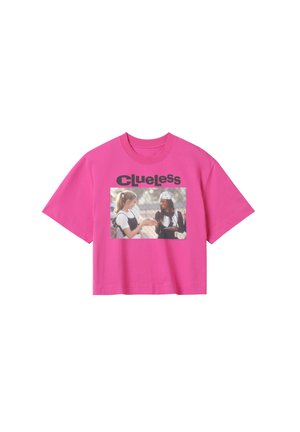 Rosa Baumwoll-T-Shirt mit einem verkürzten Design, das einen großen Grafikdruck von zwei Personen vor einem Zaun zeigt, sowie den Text "CLUEless" in fetter schwarzer Schrift.