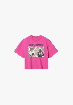 Lyserød bomulds T-shirt med en cropped design, der har et stort grafisk print af to personer mod et hegn, samt teksten "CLUEless" i fed sort skrift.