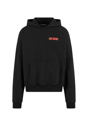 Schwarzer Hoodie aus Baumwolle, mit einer Vordertasche im Känguru-Stil und gerippten Bündchen. "DAYS BEFORE" in roter Farbe auf der Brust gedruckt.