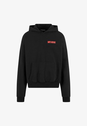 Zwarte hoodie van katoen, met een voorste kangaroo zak en ribbels aan de mouwen. "DAYS BEFORE" in het rood gedrukt op de borst.