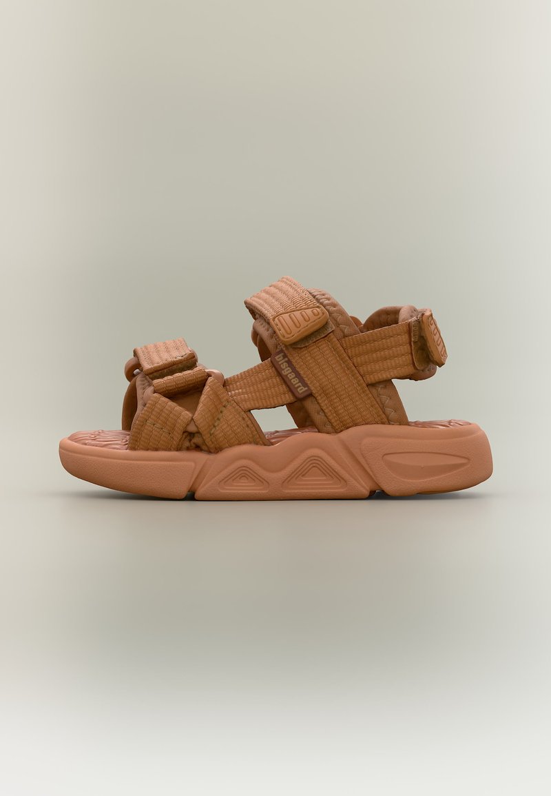 Καφέ σανδάλι με ρυθμιζόμενο λουράκι, παχύ υφή πέλμα, τρεις ιμάντες με βέλκρο και επένδυση πέλματος, εμφανιζόμενο από πλευρική όψη.