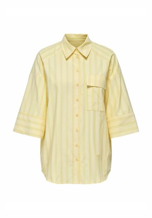 Gelbes kurzärmeliges Hemd mit vertikalen Streifen in hellgrün und weiß, mit Knopfleiste vorne und einer einzelnen Brusttasche. Baumwollähnliche Textur.