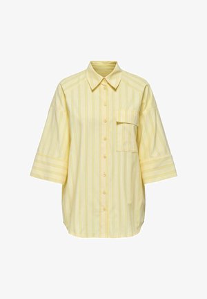Gelbes kurzärmeliges Hemd mit vertikalen Streifen in hellgrün und weiß, mit Knopfleiste vorne und einer einzelnen Brusttasche. Baumwollähnliche Textur.