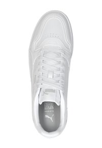 Zapatilla deportiva blanca hecha de cuero sintético. Presenta detalles perforados, cordones planos y una plantilla gris con un código QR y una marca.