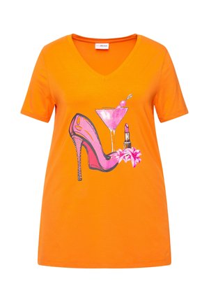 Orange T-Shirt mit kurzen Ärmeln, das einen pinkfarbenen High-Heel-Schuh, ein Cocktailglas, Lippenstift und florale Akzente in einem lebendigen Druckdesign zeigt.