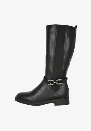 Bota de cuero negra hasta la rodilla con paneles laterales elásticos y detalle de cadena plateada sobre el tacón bajo, vista lateral sobre fondo blanco.