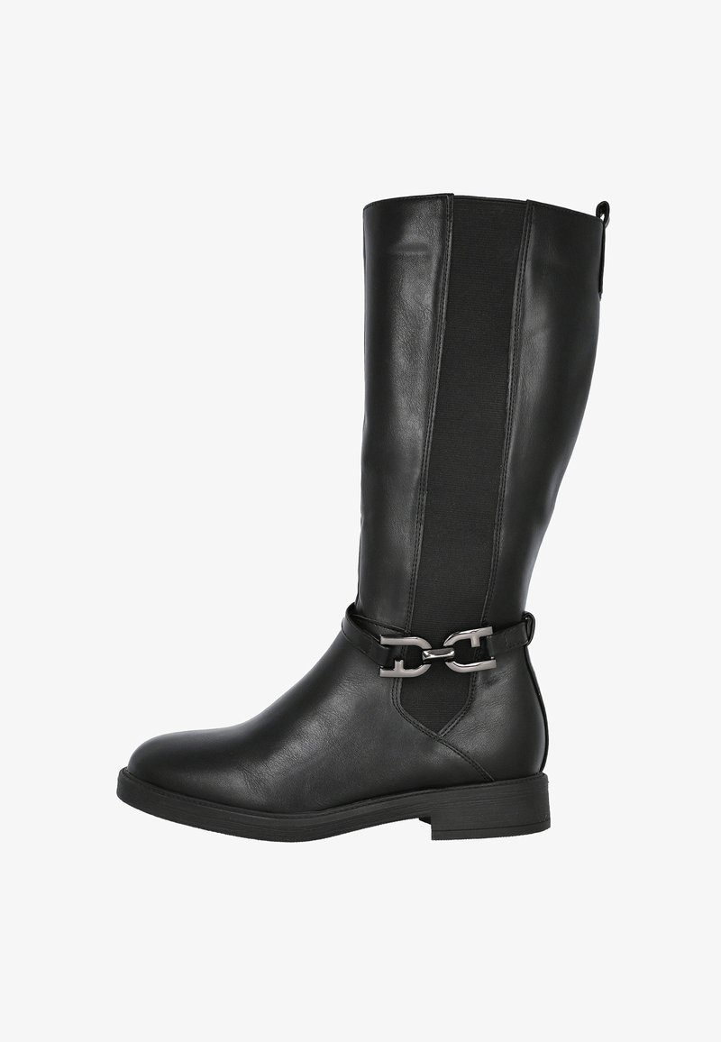 Bota de cuero negra hasta la rodilla con paneles laterales elásticos y detalle de cadena plateada sobre el tacón bajo, vista lateral sobre fondo blanco.