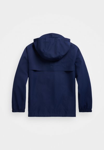 Marineblaue Regenjacke mit Kapuze, elastischen Bündchen und Rückenpasse. Hergestellt aus glattem, wasserabweisendem Material. Rückansicht gezeigt.