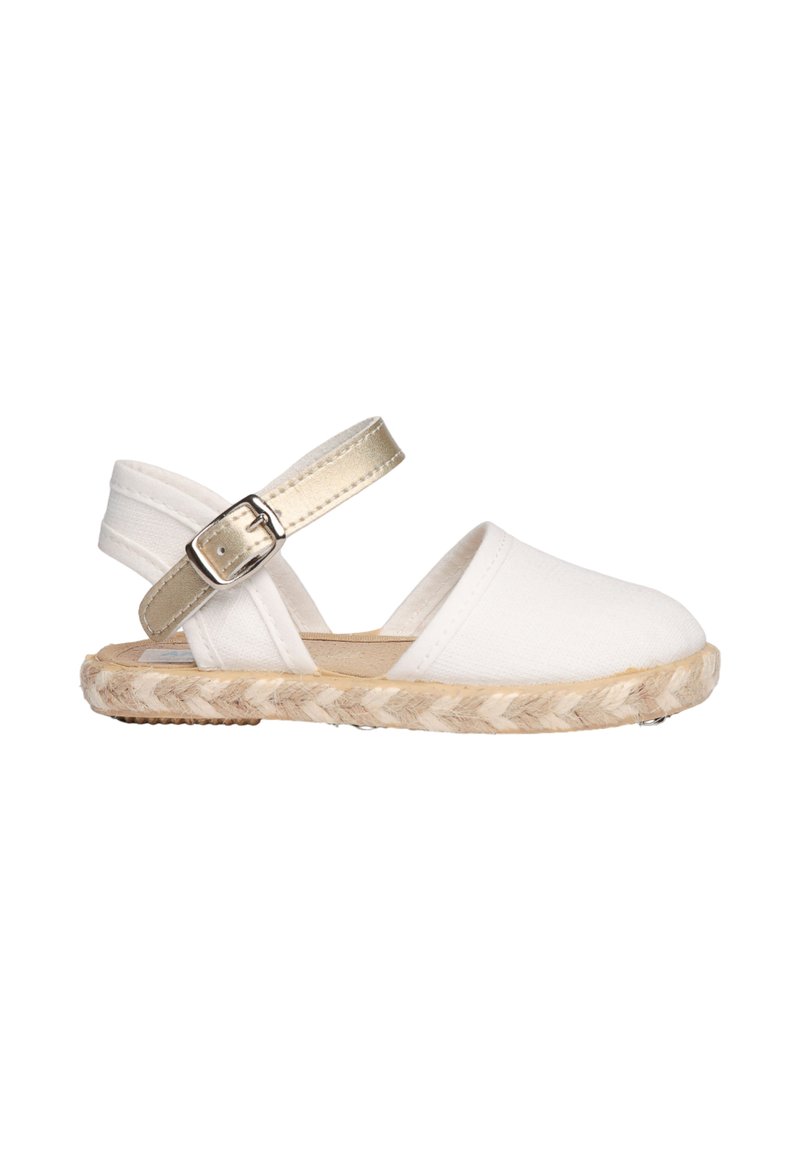Sandalia de lona blanca con talón descubierto y una correa metálica dorada, con una suela de yute trenzado y diseño de puntera redonda.