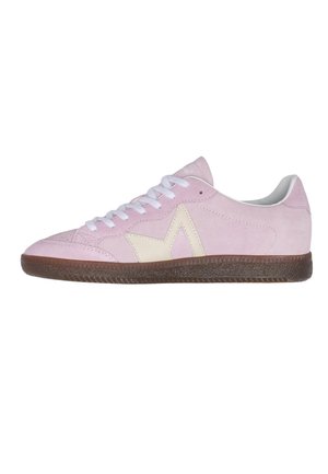 Sneaker in camoscio rosa chiaro con lacci bianchi, dettaglio stella crema sul lato e suola marrone scuro texturizzata, vista laterale su sfondo bianco.