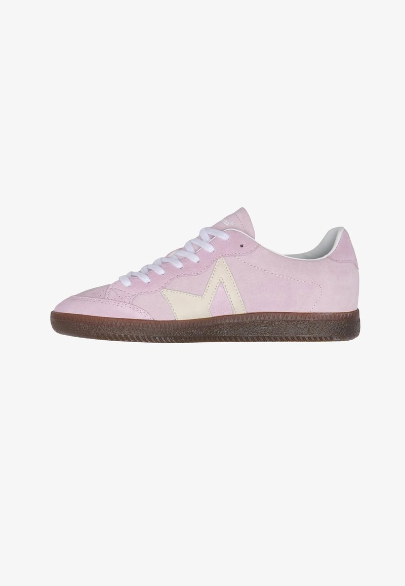 Baskets en daim rose clair avec lacets blancs, accent étoile crème sur le côté et semelle texturée marron foncé, vue latérale sur fond blanc.