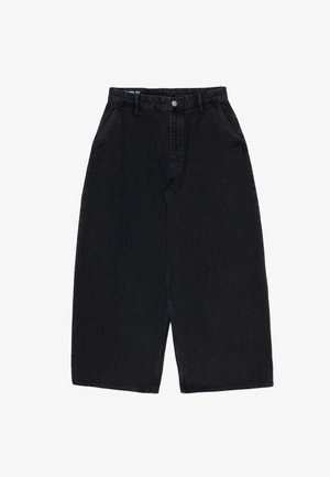 Čierne široké krátke denimové nohavice so zapínaním na gombík vpredu, so zipsom a bočnými vreckami, uložené naplocho na bielom pozadí.